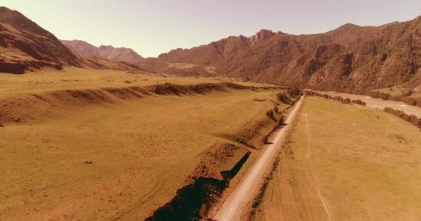 Повітряна сільська гірська дорога і луг в сонячний літній ранок. асфальтового шосе та річки . — стокове відео