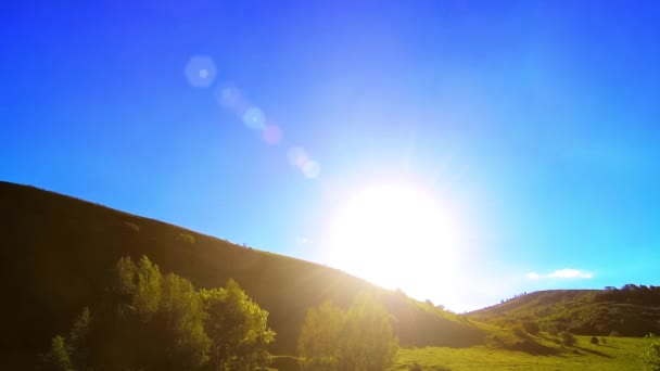 4K UHD montagna prato timelapse durante l'estate. Nuvole, alberi, erba verde e raggi del sole movimento. — Video Stock