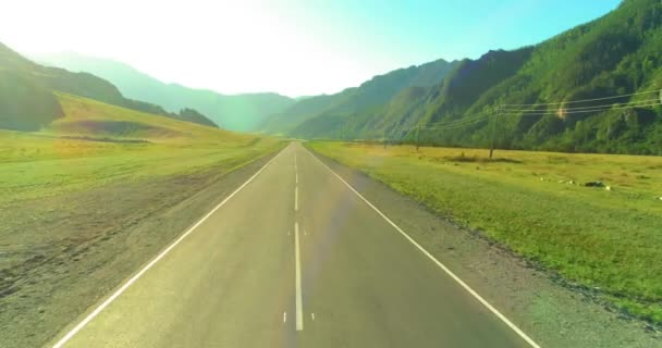 Lucht lage vlucht over bergweg en weide op zonnige zomerochtend. — Stockvideo