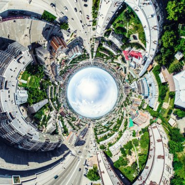 Kesişen yollar, evler, binalar, parklar ve otoparklar olan havacılık şehri manzarası. Güneşli yaz panoramik resmi