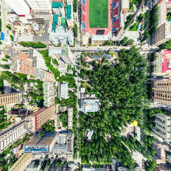 Luftaufnahme der Stadt mit Kreuzungen und Straßen, Häusern, Gebäuden, Parks und Parkplätzen. Sonniges Sommerpanorama — Stockfoto