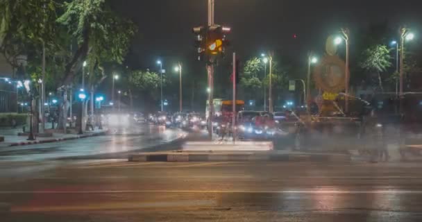 Hiperlapso del tráfico nocturno de la ciudad en la intersección de calles. Timelapse del movimiento de coches y motos. — Vídeo de stock