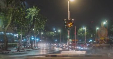 Sokak kavşağında gece trafiğinin aşırı hızlanması. Arabaların ve motorsikletlerin hareket zamanı.