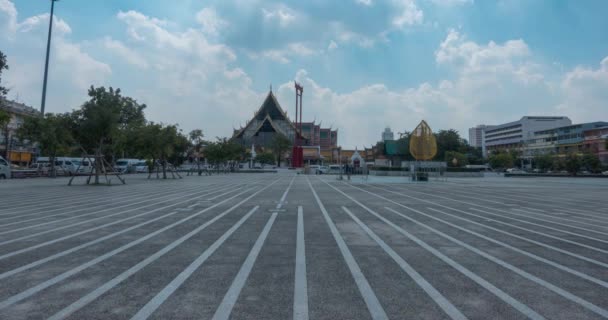 Před Watem Suten chrám, pohled z Larn kon Mueng. Bangkok, Thajsko. 21. listopadu, 2018 — Stock video