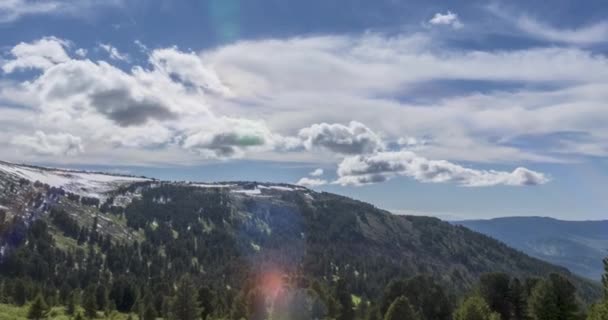 El lapso de tiempo del paisaje nublado detrás de la cima de las montañas. Nieve, rocas, acantilados y cielo azul profundo. Alta altitud. — Vídeos de Stock