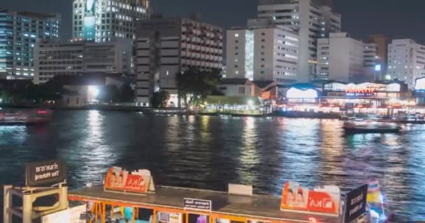 Timelapse portu maharaj i obszar promu na rzece Chao Phraya. Oświetlenie nocne w Bangkoku, Azji, Tajlandii, 22 listopada 2018 — Wideo stockowe