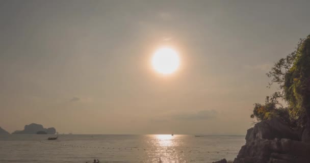 Time-lapse di raggi di luce sul mare o sull'oceano al tramonto. Caldo clima estivo a tropicale. Movimento panoramico. — Video Stock