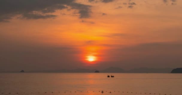 Upadek światła nad morzem lub oceanem o zachodzie słońca. Gorąca letnia pogoda w Tropikach. Ruch panoramiczny. — Wideo stockowe