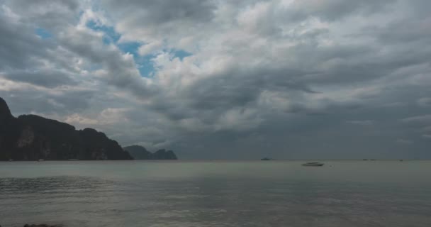 Tiden rinner ut för regnmoln över stranden och havslandskapet med båtar. Tropisk storm i havet. — Stockvideo