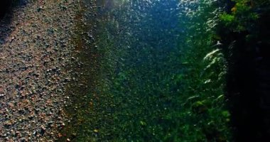 Havadan Uhd 4k görünümü. Taze dağ nehir üzerinde uçuş. Dikey yatay tilt hareketi olarak.