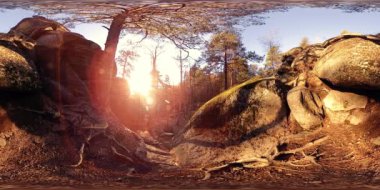 4K 360 VR sonbahar zamanındaki güzel bir dağ manzarasının sanal gerçekliği. Vahşi Sibirya Dağları.