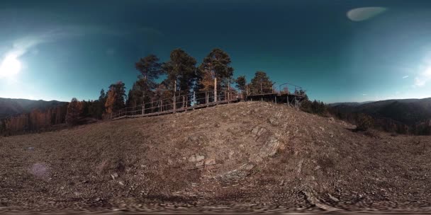 4k 360 Vr virtual Reality för en härligt berg scen på höstens gång. Vilda ryska berg. — Stockvideo