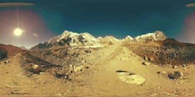 Khumbu Buzulu 'ndaki Everest Üssü' nün 360. Khumbu Vadisi, Sagarmatha Ulusal Parkı, Himalayalar 'ın Nepal' i. Gorak Shep yakınlarındaki EBC rotası.