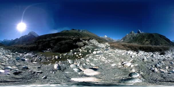 4K VR z vesnice Dingboche a Pheriche v Nepálu, základní bod všudypřítomné základnové stopy. EBC. Buddhistická stúpa na hoře. — Stock video