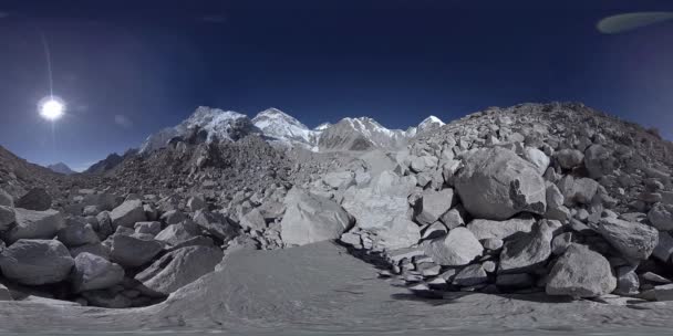 360 VR του Everest Base Camp στον παγετώνα Khumbu. Κοιλάδα Κούμπου, εθνικό πάρκο Σαγκαρμάθα, Νεπάλ των Ιμαλαΐων. Διαδρομή γραμμής EBC κοντά στο Gorak Shep. — Αρχείο Βίντεο