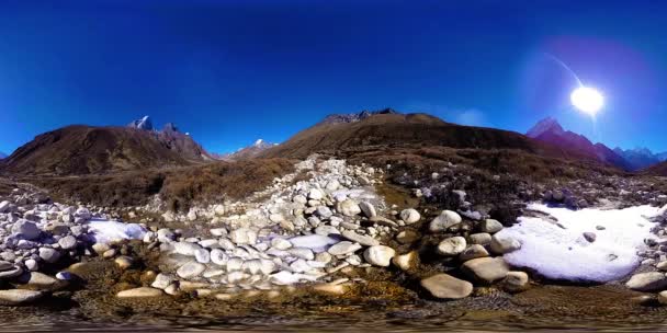 4K VR z vesnice Dingboche a Pheriche v Nepálu, základní bod všudypřítomné základnové stopy. EBC. Buddhistická stúpa na hoře. — Stock video