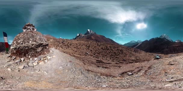 4K VR из деревни Дингбоче и Фериче в Непале, базовая точка вечного базового лагеря. EBC. Буддийская ступа на горе. — стоковое видео