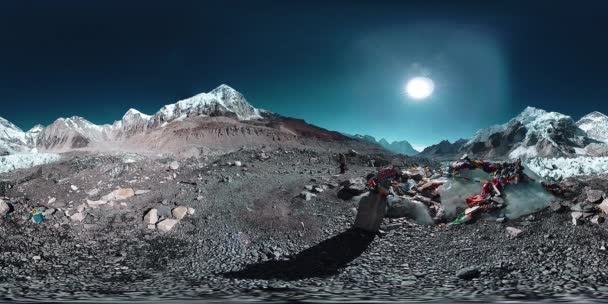 360 vr del campamento base del Everest en el glaciar Khumbu. Valle de Khumbu, parque nacional de Sagarmatha, Nepal del Himalaya. EBC cerca de Gorak Shep. — Vídeo de stock