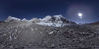 Khumbu Buzulu 'ndaki Everest Üssü' nün 360. Khumbu Vadisi, Sagarmatha Ulusal Parkı, Himalayalar 'ın Nepal' i. Gorak Shep yakınlarındaki EBC rotası.