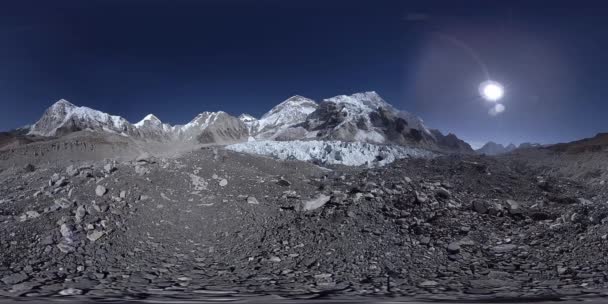 360 vr du camp de base de l'Everest au glacier Khumbu. Vallée de Khumbu, parc national de Sagarmatha, Népal de l'Himalaya. Itinéraire EBC près de Gorak Shep. — Video