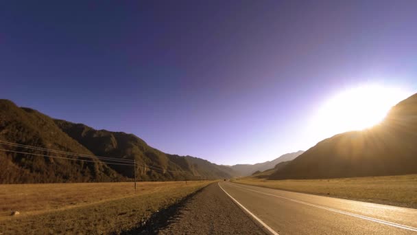 Timelapse strada di montagna al tramonto estivo o autunnale alba. Natura selvaggia e campo rurale. — Video Stock