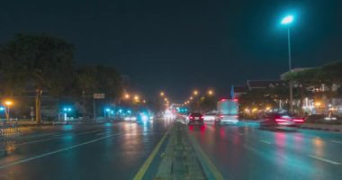 Sokak kavşağında gece trafiğinin aşırı hızlanması. Arabaların ve motorsikletlerin hareket zamanı.