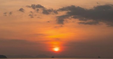Gün batımında deniz ya da okyanus üzerinde ışık hızının artması. Tropik iklimde sıcak yaz havası. Panoramik hareket.