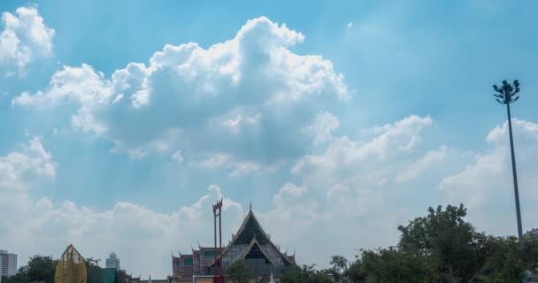 Wat Suthat Tapınağı'nın timelapse, Larn Kon Mueng görünümü. Bangkok, Tayland. Kasım 21, 2018 — Stok video