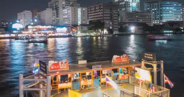 Timelapse portu maharaj i obszar promu na rzece Chao Phraya. Oświetlenie nocne w Bangkoku, Azji, Tajlandii, 22 listopada 2018 — Wideo stockowe