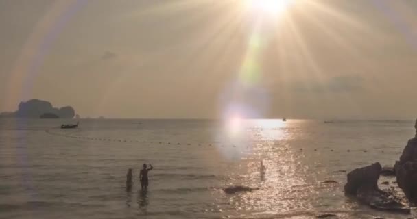 Caducidad de los rayos de luz sobre el mar o el océano al atardecer. Tiempo caluroso de verano en tropical. Movimiento panorámico. — Vídeos de Stock