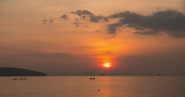 Time-lapse des rayons lumineux au-dessus de la mer ou de l'océan au coucher du soleil. Météo estivale chaude au tropical. Mouvement panoramique. — Video