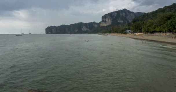 随着时间的流逝，雨云笼罩海滩和海景，船上有很多船只。海洋中的热带风暴. — 图库视频影像