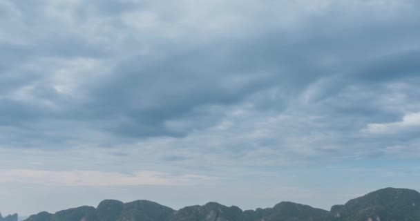 ピピ島の素晴らしい湾の上の日の雲の時間経過ボートと島の風景。アンダマン海のラグーン. — ストック動画