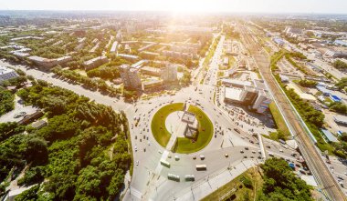 Yolları, evleri ve binaları olan havacılık şehri manzarası.
