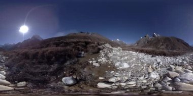 Nepal 'deki Dingboche ve Pheriche köyünün 4K VR' si, Everest ana kamp alanının temel noktası. EBC. Dağdaki Budist aptallığı..