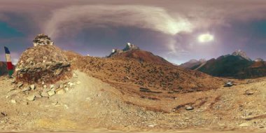 Nepal 'deki Dingboche ve Pheriche köyünün 4K VR' si, Everest ana kamp alanının temel noktası. EBC. Dağdaki Budist aptallığı..