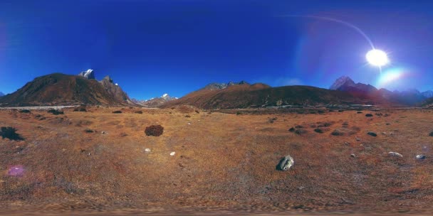 4K VR van Dingboche en Pheriche dorp in Nepal, basispunt van de zwaarste basiskamp track. Bloedbeeld. Boeddhistische stoepa op de berg. — Stockvideo