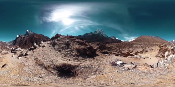 4K VR Dingboche és Pheriche falu Nepálban, alapvető pontja everest tábor pályán. EBC. Buddhista sztúpa a hegyen. — Stock videók