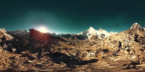 360 vr vista panoramica sul tramonto su Kala Patthar. Monte Everest e valle del Khumbu, Nepal dell'Himalaya. Gorak Shep — Video Stock