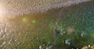 Güneşli yaz sabahında kayalarla birlikte taze, hızlı dağ nehri üzerinde alçak irtifa uçuşu..