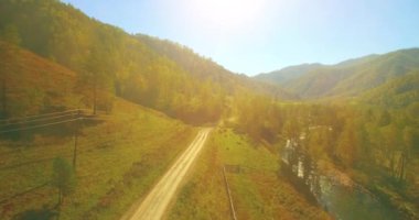 Güneşli yaz sabahında kayalarla birlikte taze, hızlı dağ nehri üzerinde alçak irtifa uçuşu..