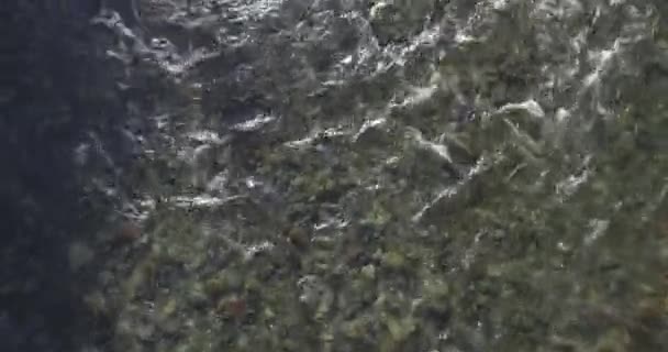 Vuelo de baja altitud sobre el río fresco de montaña rápida con rocas en la soleada mañana de verano. — Vídeos de Stock