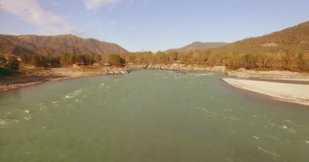 Voo de baixa altitude sobre o rio de montanha rápido fresco com rochas na manhã de verão ensolarada. — Vídeo de Stock