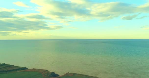 Hiperlapso aéreo de puesta de sol y nubes sobre la costa del mar. El dron Timelapse vuela cerca de la orilla del océano. Movimiento horizontal de alta velocidad . — Vídeo de stock