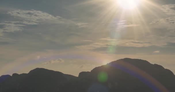 ピピ島の素晴らしい湾の上の日の雲の時間経過ボートと島の風景。アンダマン海のラグーン. — ストック動画