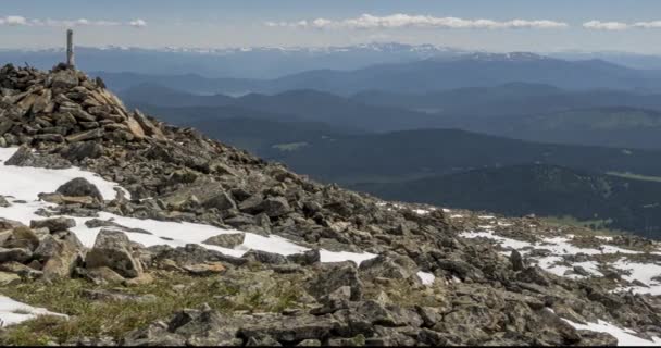 Lapso de tempo de paisagem nublada atrás do topo das montanhas. Neve, pedras, penhascos e céu azul profundo. Alta altitude. — Vídeo de Stock