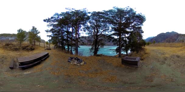 VR de un hermoso río de montaña a finales de otoño. Parque nacional, prado, ribera del río en día nublado. — Vídeos de Stock