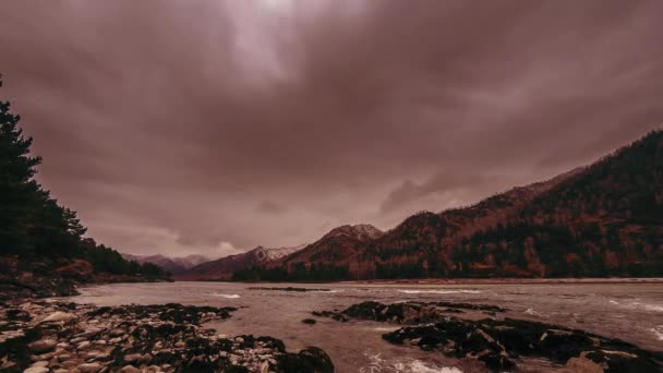 산악 숲 근처의 강에서 저속 촬영. 거대 한 바위들 과빠른 구름들이 흔들리고 있다. — 비디오