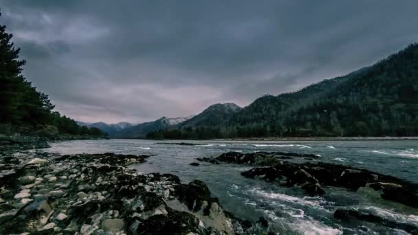 Zeitraffer-Aufnahme eines Flusses in der Nähe des Bergwaldes. Riesige Felsen und schnelle Wolkenbewegungen. — Stockvideo