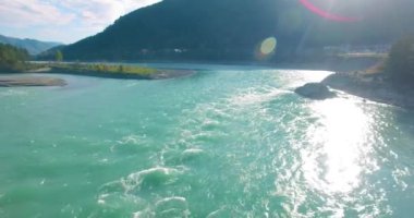 Güneşli yaz sabahında kayalarla birlikte taze, hızlı dağ nehri üzerinde alçak irtifa uçuşu..